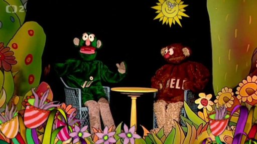 Jů a Hele vítají kamarády u televizorů.