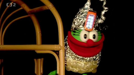 Jů uklízí, Hele přinese balíček s domácím robotem na úklid. Je to Muf v převleku, Jůheláci jej odhalí.