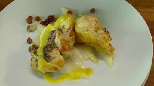 Pošírované kuře plněné nakládaným lanýžem, bílý chřest se šalotkovým máslem, rozinkami a oříškem, bramborová omáčka