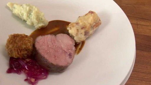 Krkovice s cuketovým chlupatým knedlíkem a smaženou masovou koulí