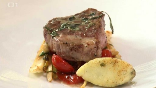 Bylinková krkovice s fenyklem, cherry rajčátky a tvarohovými noky