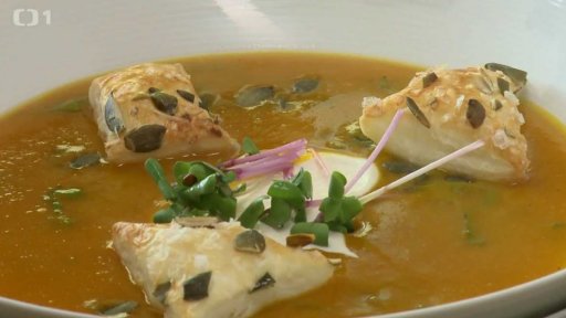 Polévka z pečené dýně s medem a chipsy