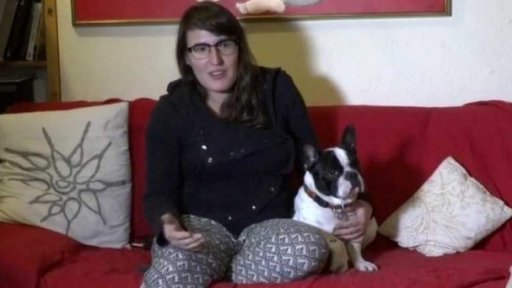 Téma: Kamera a mikrofon v ženských rukách