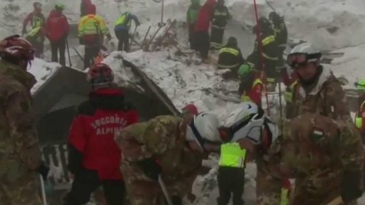 Pátrání po lidech zavalených v troskách hotelu