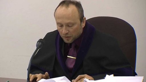 Odškodné pro exministra Bártu?