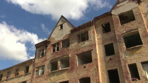 Demolice chátrajících budov