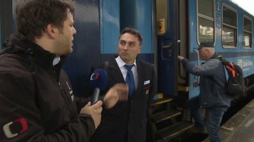 Otevřené dveře ve vlacích