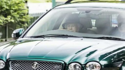Královna Alžběta II. za volantem