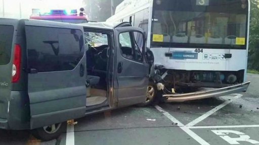 Srážka dodávky s trolejbusem