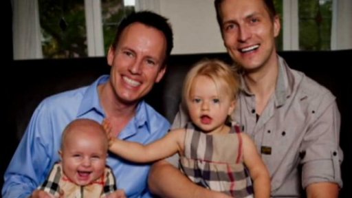 Ústavní soud přiznal gayům rodičovství