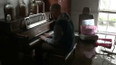 Hrající piano v zaplaveném domě