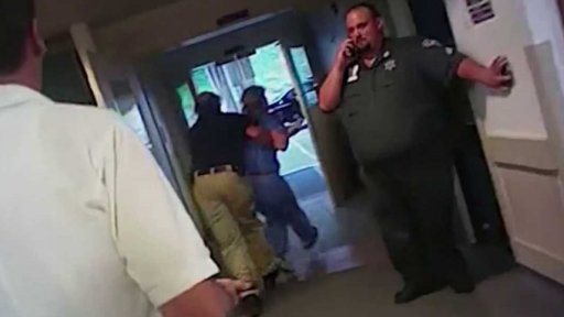 Zdravotní sestra v poutech