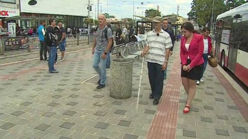 Předlážděné nástupiště u nádraží v Brně