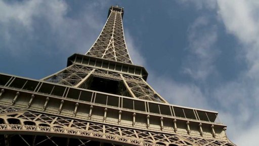 Eiffelova věž za neprůstřelnou zdí