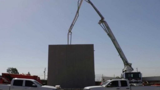 Stavba prototypu zdi na hranicích s Mexikem