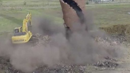 Nebezpečná demolice komínu