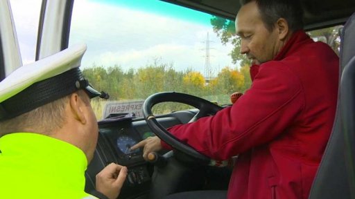 Policisté kontrolují kamiony a dodávky