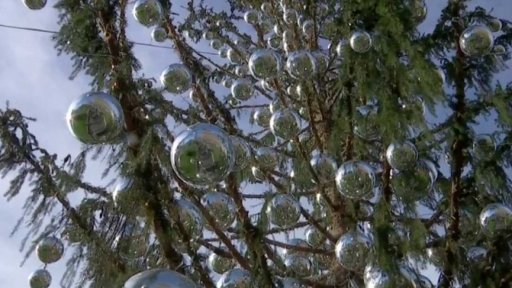 Strohá výzdoba vánočního stromu v Římě