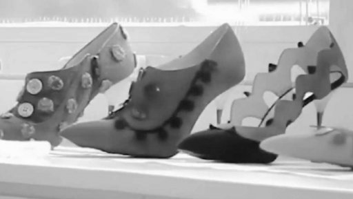 Manolo Blahnik a jeho boty míří do Prahy