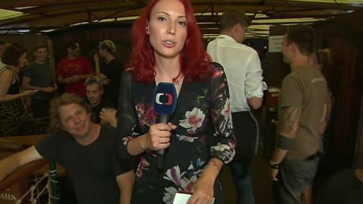 Loď tajemství na pražském nábřeží