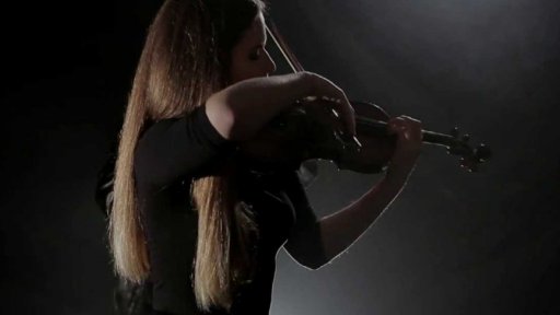 Oceněná houslistka Julie Svěcená