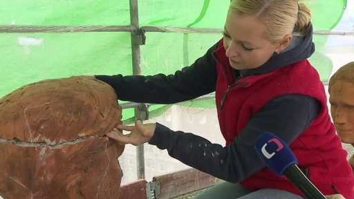 Sousoší na porubském oblouku v opravě