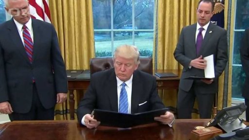 Donald Trump začal úřadovat