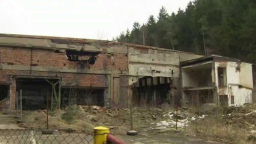 Bývalá slévárna ve Skuhrově nad Bělou chátrá