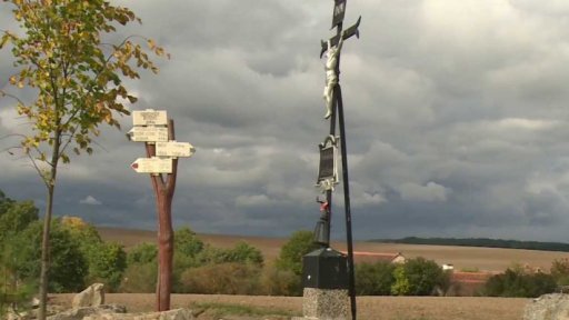 Muž, který opravuje zchátralá Boží muka