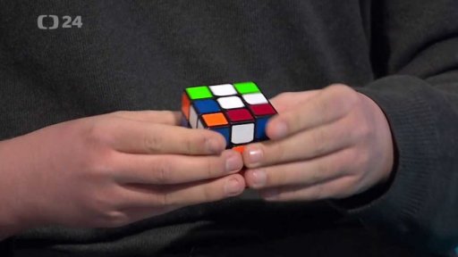 Robot složí Rubikovu kostku pod vteřinu