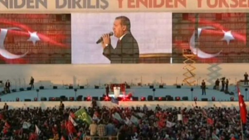 Turečtí poslanci o změnách ústavy + rozhovor s E. Aslanem