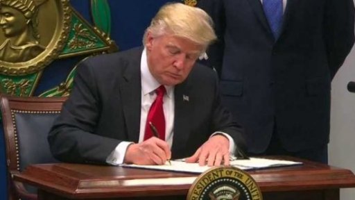 Spory o Trumpův protiimigrační výnos + rozhovor s M. Řezníčkem