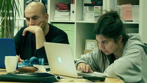 Británie proti falešným zprávám + rozhovor s J. Přibáněm