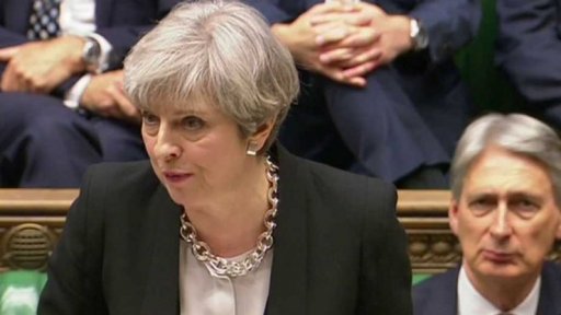 Britský parlament schválil volby