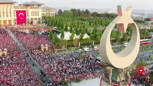 Turecko soudí opoziční novináře + rozhovor s E. Aslanem