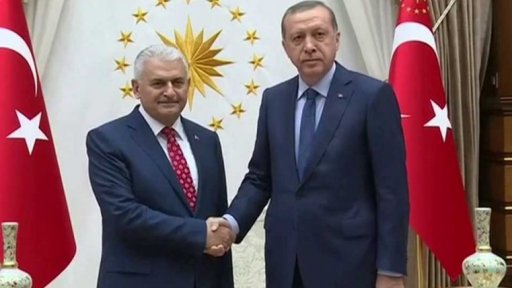 Místo fotbalisty politikem + rozhovor s G. Özel Volfovou