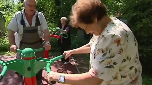 Senioři cvičí ve fitparku v Karviné (2012)