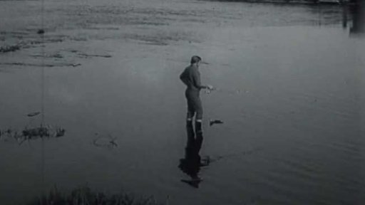 Dlouholetý rybář Josef Michálek chytil velkého sumce (1974)