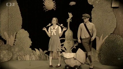 Mufikanti. Tomáš, Filip a Klárka - jako jejich sestra - zpívají a hrají píseň „Kde je ten míč“. Muf potměšile pomáhá.