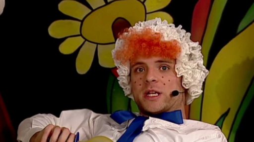 Mufikanti - Tomáš jako mimino a Filip jako chůva zpívají s Fámulou píseň.