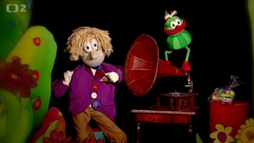 Hary poslouchá staré desky ze starého gramofonu a nakonec zazpívá Mufovi i song Starej pán.