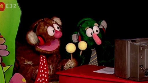 Sportovní komentátoři Jů a Hele komentují Velkou cenu Paloučku v plavání.