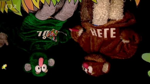 Jů a Hele si zpívají píseň Na světě je nádherně. Muf je začaruje vzhůru nohama. Nyní holky piští v míči a Jůheláci u stropu. Muf je zmatený a kouzla zruší.