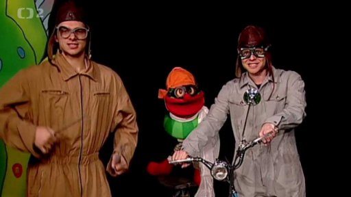 Mufikanti. Tomáš, Fipil a Muf jedou na mopedu, zpívají píseň: „Dva roky jezdím bez nehod.“