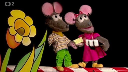 Tryský chce vytvořit selfie, nutí Tryskáčka říkat sýýýr, toho to ale nebaví. Myšky se loučí.