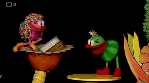 Fámula si čte Chytré pohádky pro malé rozumbrady, ale Muf má o knížce své pochybnosti…