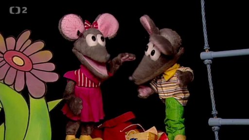 Tryskáček dovádí, Tryský si chystá školní batůžek. A když vidí, že Tryskáček má v tom svém jenom maxi sýrovou svačinu, jde si raději hrát také.