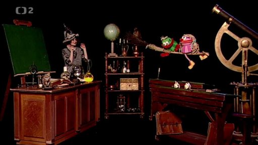 Mufovi a Fámule se v čarodějnické škole nelíbí a tak raději nepříjemné čarodějce-učitelce uletí na koštěti.