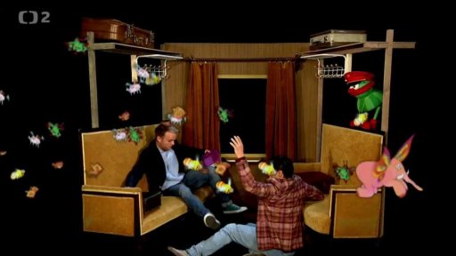 Mufikanti Tomáš, Filip jako cestující a Muf jako průvodčí zpívají v kupé písničku Vlak, co nikde nestaví.