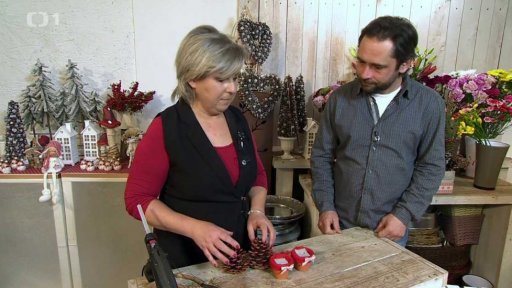 Dekorace z kaštanů a šišek